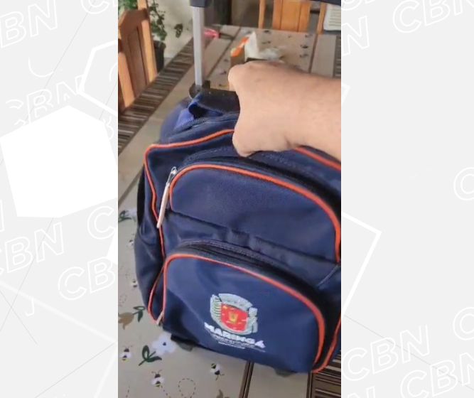 Mochila e estojo da rede municipal de ensino são encontrados em lixeira