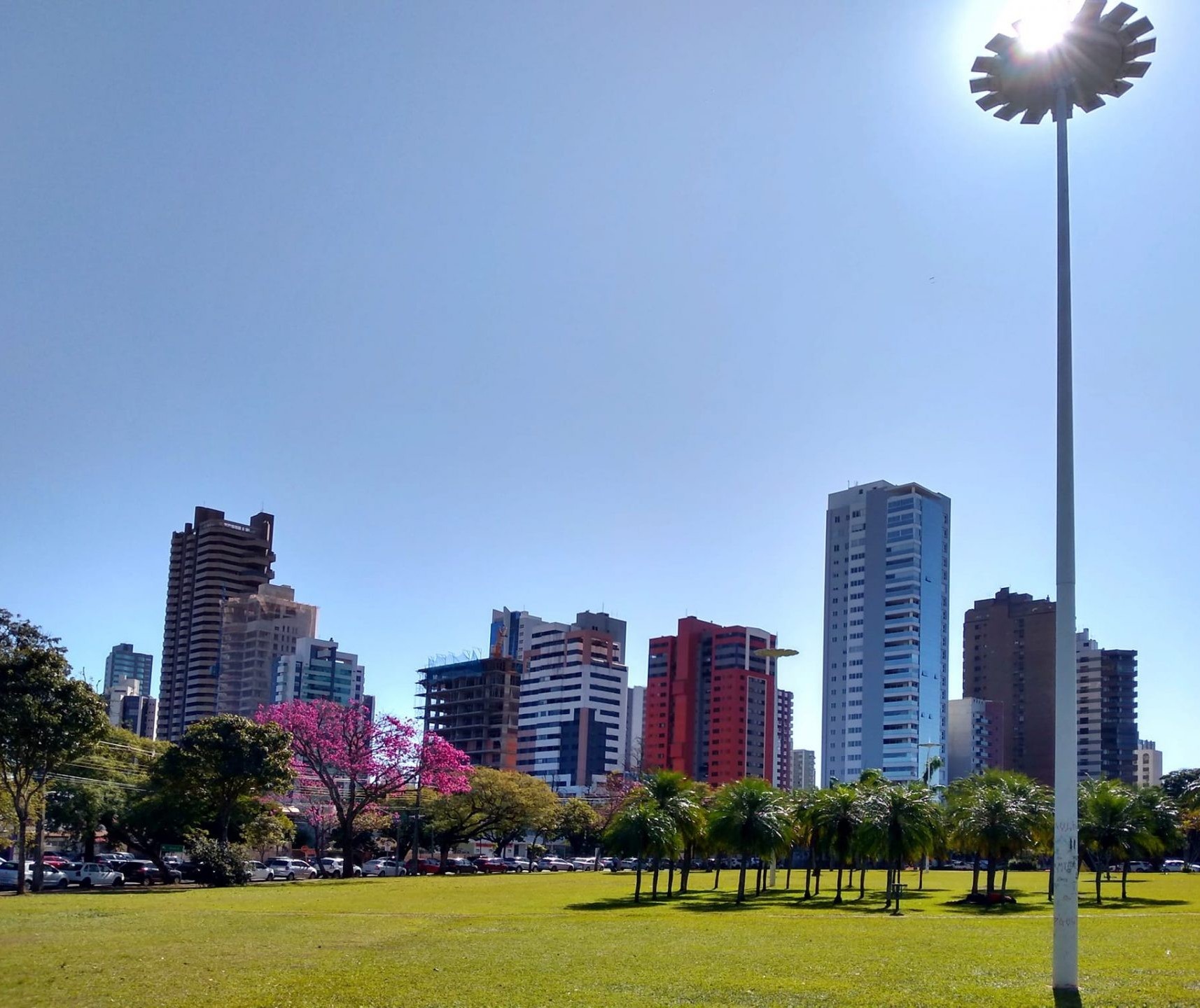 Quinta-feira ensolarada, com máxima de 26°C em Maringá