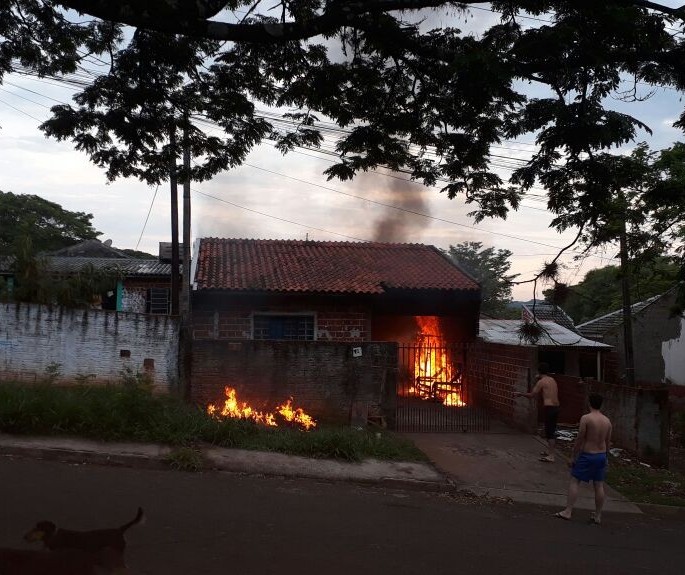 Casa pega fogo no Jardim Hortência I