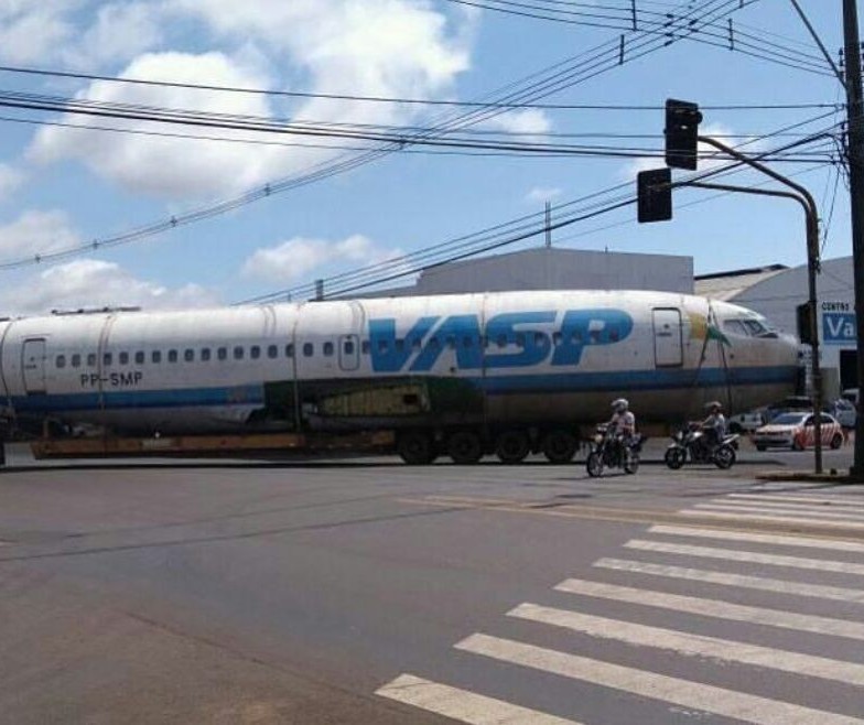 Carcaça de boing da Vasp vira atração no Paraná