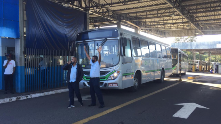 Mesmo com liminar, grevistas impedem saída de ônibus