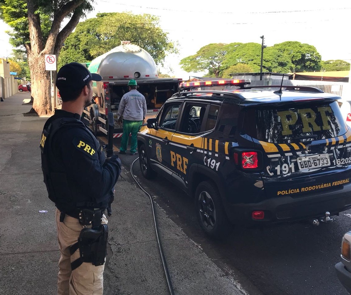 PRF escolta caminhões de GLP para dois hospitais 