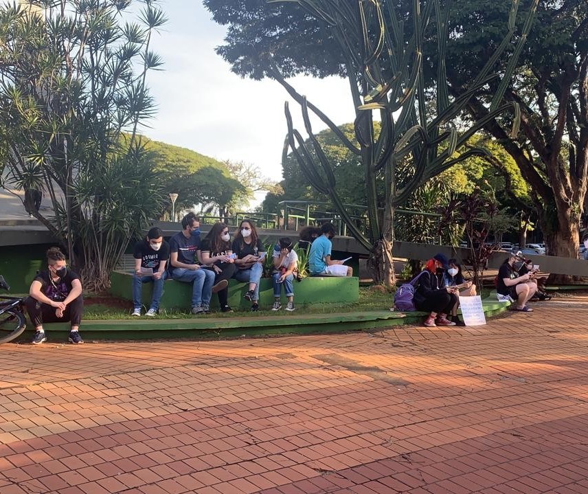 Manifestantes se concentram na praça da Prefeitura para aulas públicas