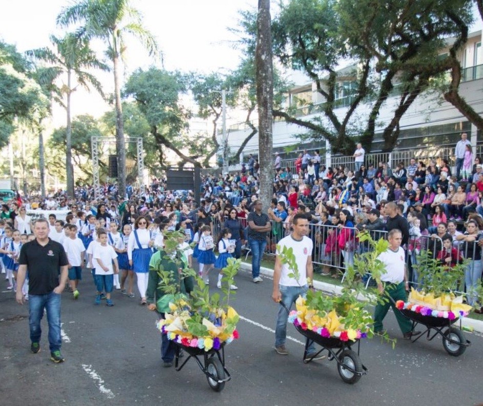 Apresentação artística em desfile de aniversário custa R$ 107 mil em Maringá