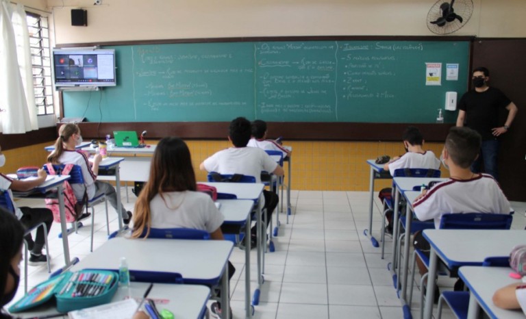 Paranavaí mantém uso de máscara para menores de 12 anos em sala de aula