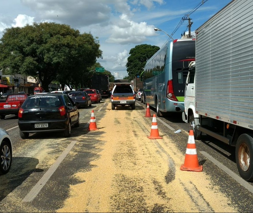 Avenida Colombo tem pista interditada após derramamento de farelo soja