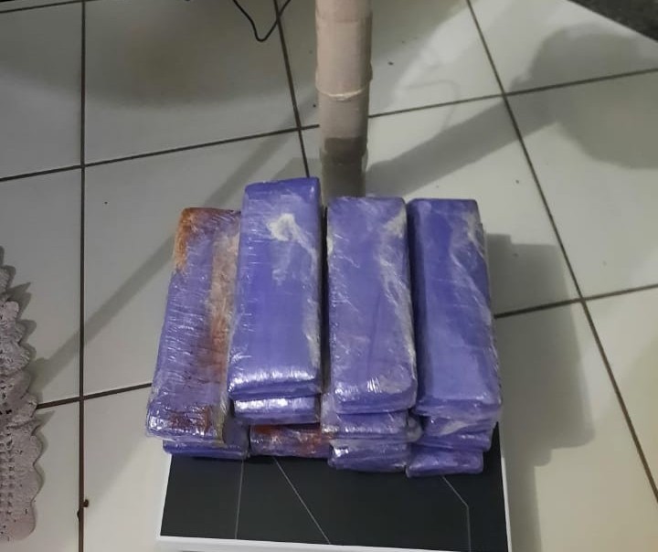 Jovem é preso transportando 14,9 kg de maconha em ônibus na PR-323