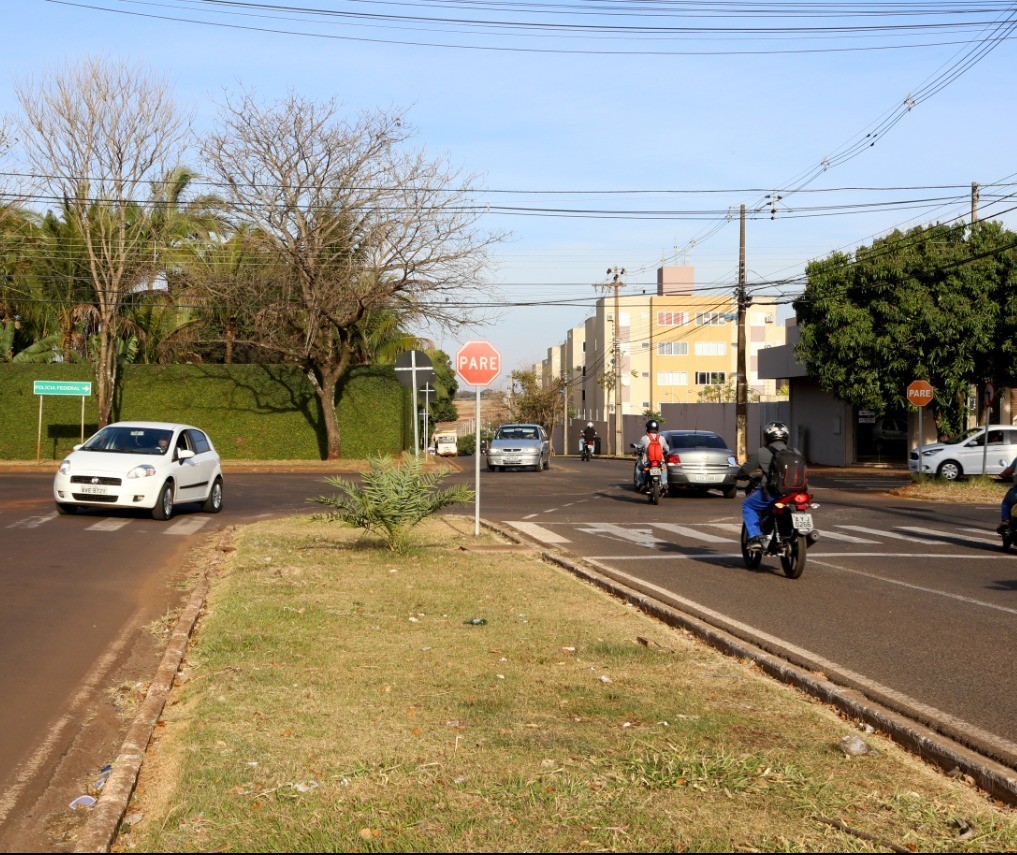 Para instalar semáforos, cruzamento da Polícia Federal é interditado