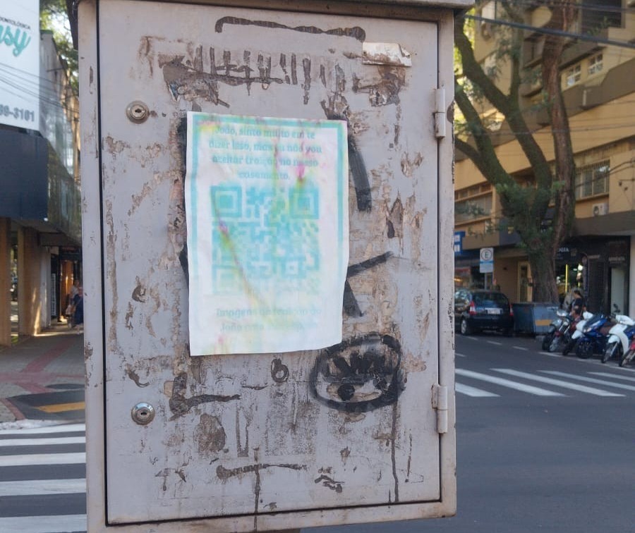 Cartaz no centro de Maringá tem QR Code para fotos de suposta traição