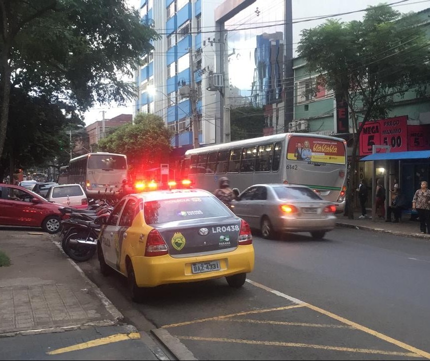 Mulher é colocada a força dentro de carro no centro de Maringá