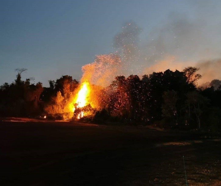 Incêndio atinge cemitério desativado e gera prejuízos na região