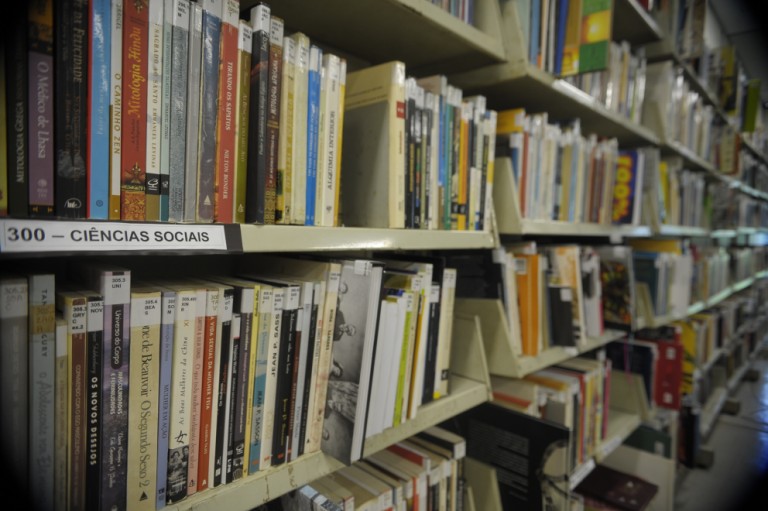 Maringá tem um acervo com mais de 140 mil materiais nas bibliotecas