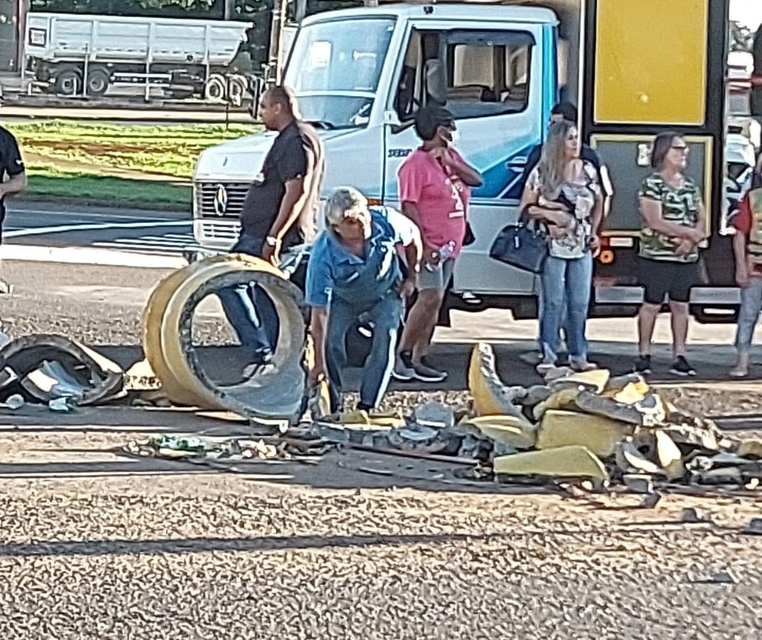 Moradores quebram tubos de concreto e liberam acesso à Avenida Colombo