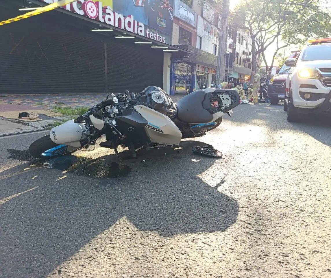 Câmera flagra moto empinando momentos antes de acidente que deixou dois jovens mortos em Maringá