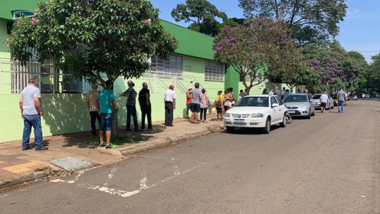 Com exceção do drive-thru, vacinação é rápida em Maringá