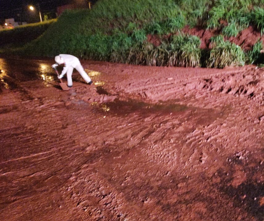 Chuva provoca deslizamento de terra no Contorno Norte