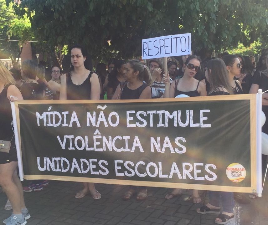 Profissionais da educação protestam em Maringá