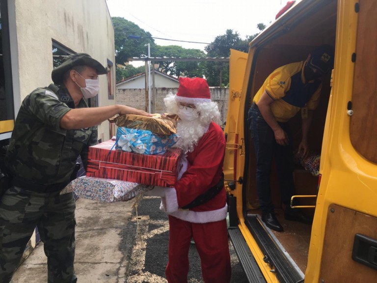 Polícia Militar entrega presentes na Campanha do Papai Noel dos Correios