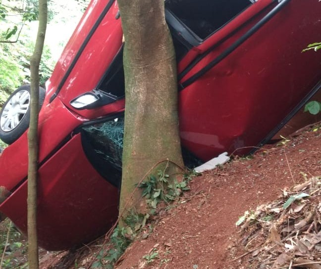 Carro capota em barranco no jardim Aclimação e três ficam feridos