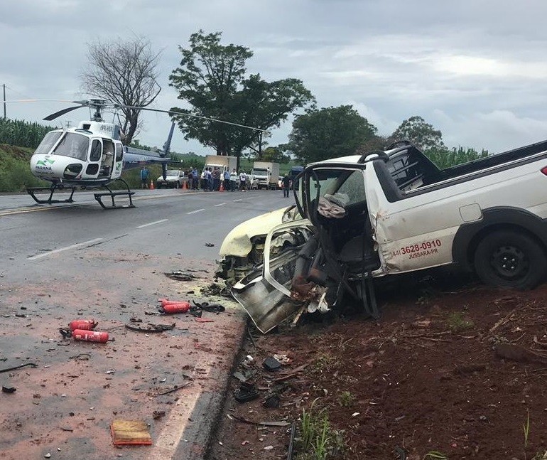  Batida entre carros deixa quatro feridos na PR-323, em Doutor Camargo