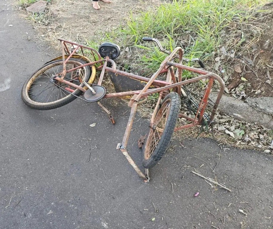 Batida entre carro e bicicleta deixa idoso ferido em estado grave