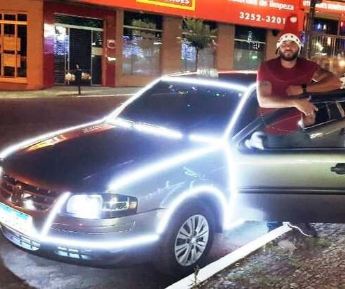 Em clima de Natal, taxista enfeita carro e faz sucesso na região