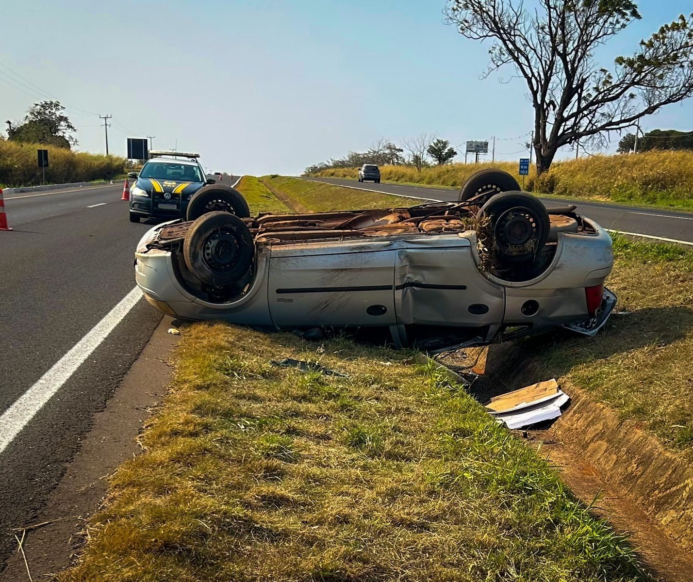 Três pessoas ficam feridas em capotamento na BR-376, em Paranavaí