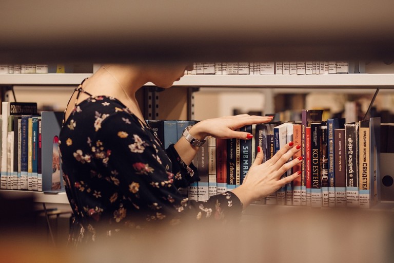 Brasileiro lê, mas quase não tem livros