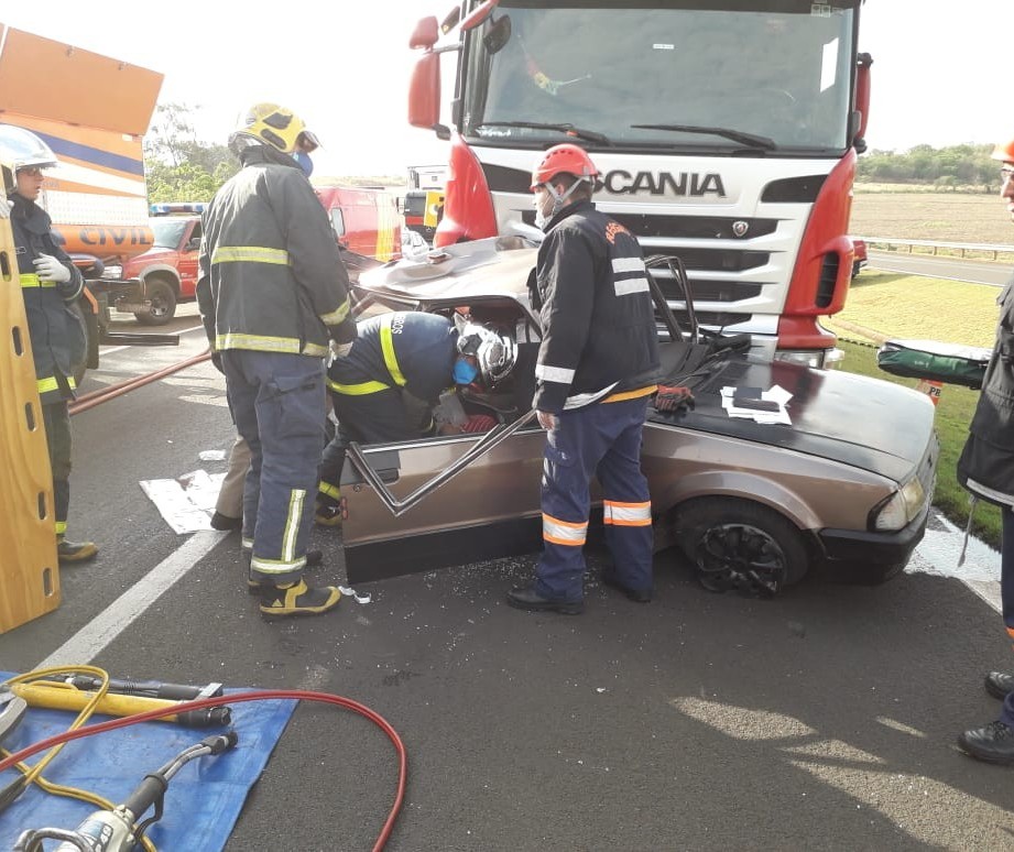 Bombeiros atendem grave acidente no Contorno de Mandaguari