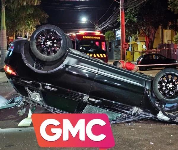 Homem é ejetado de carro e morre após batida em avenida de Sarandi