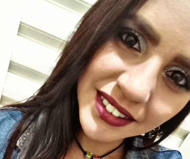 Mulher é morta a tiros no quintal de casa 