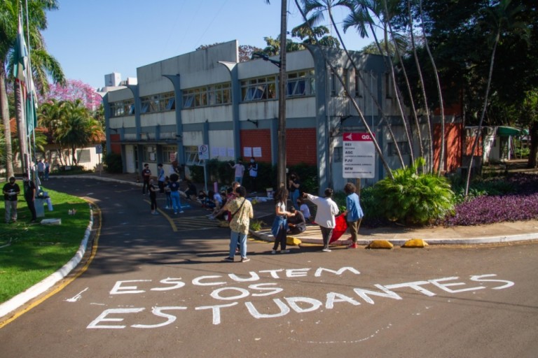 Grupo de professores e alunos da UEM se mobilizam contra o ensino remoto