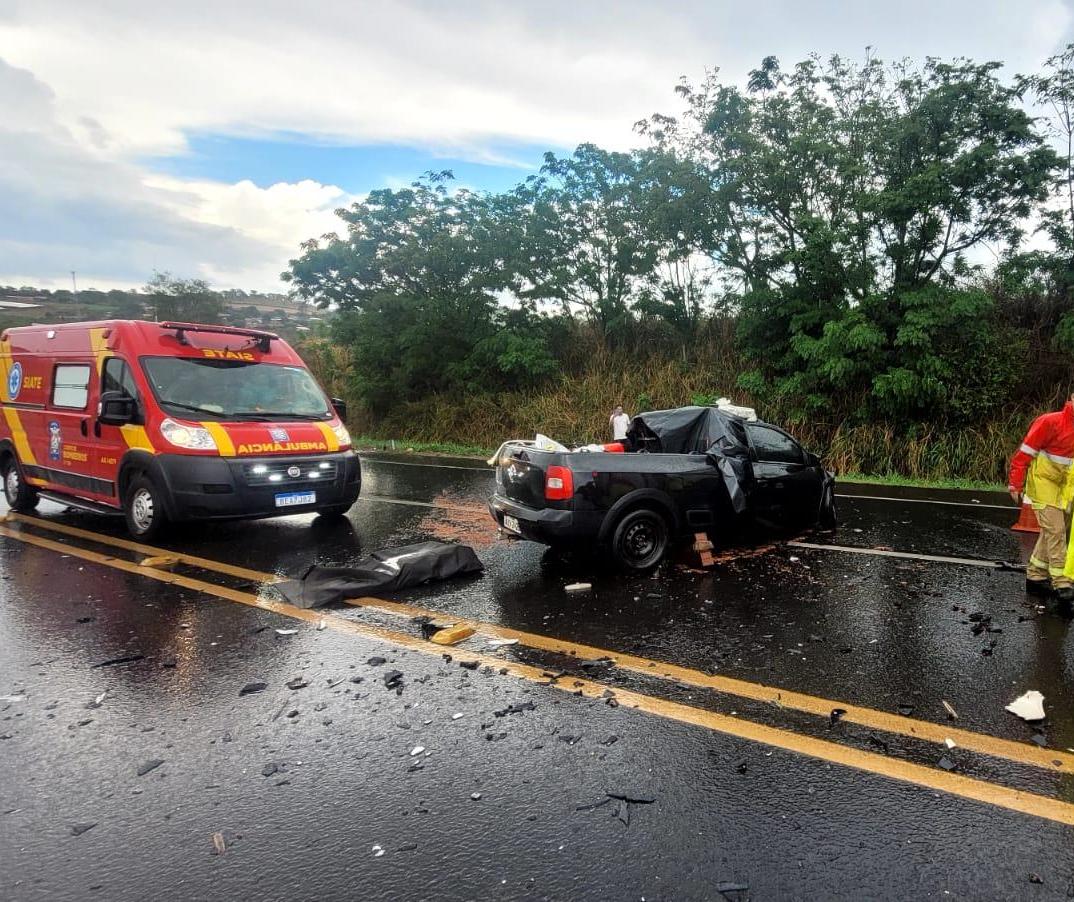 Motorista morre após colisão frontal entre saveiro e caminhão