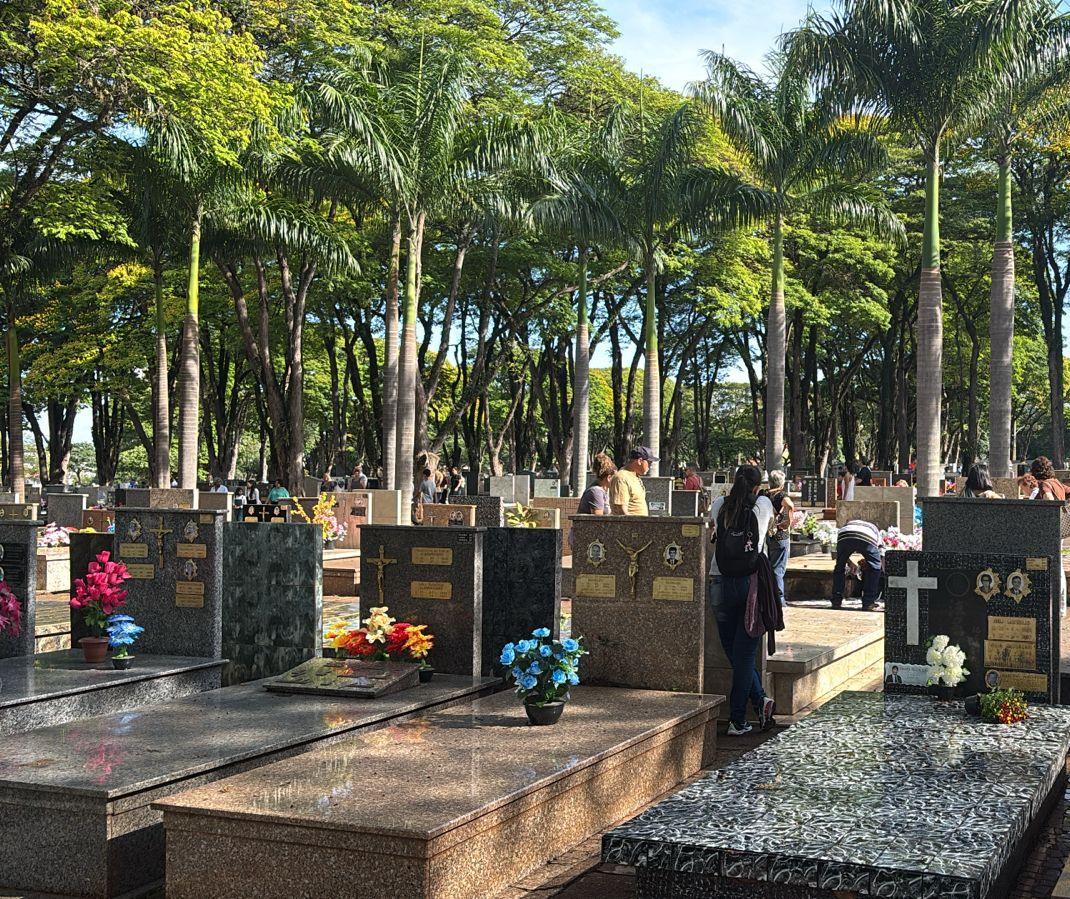 Movimento intenso no Cemitério Municipal no fim de semana de Finados