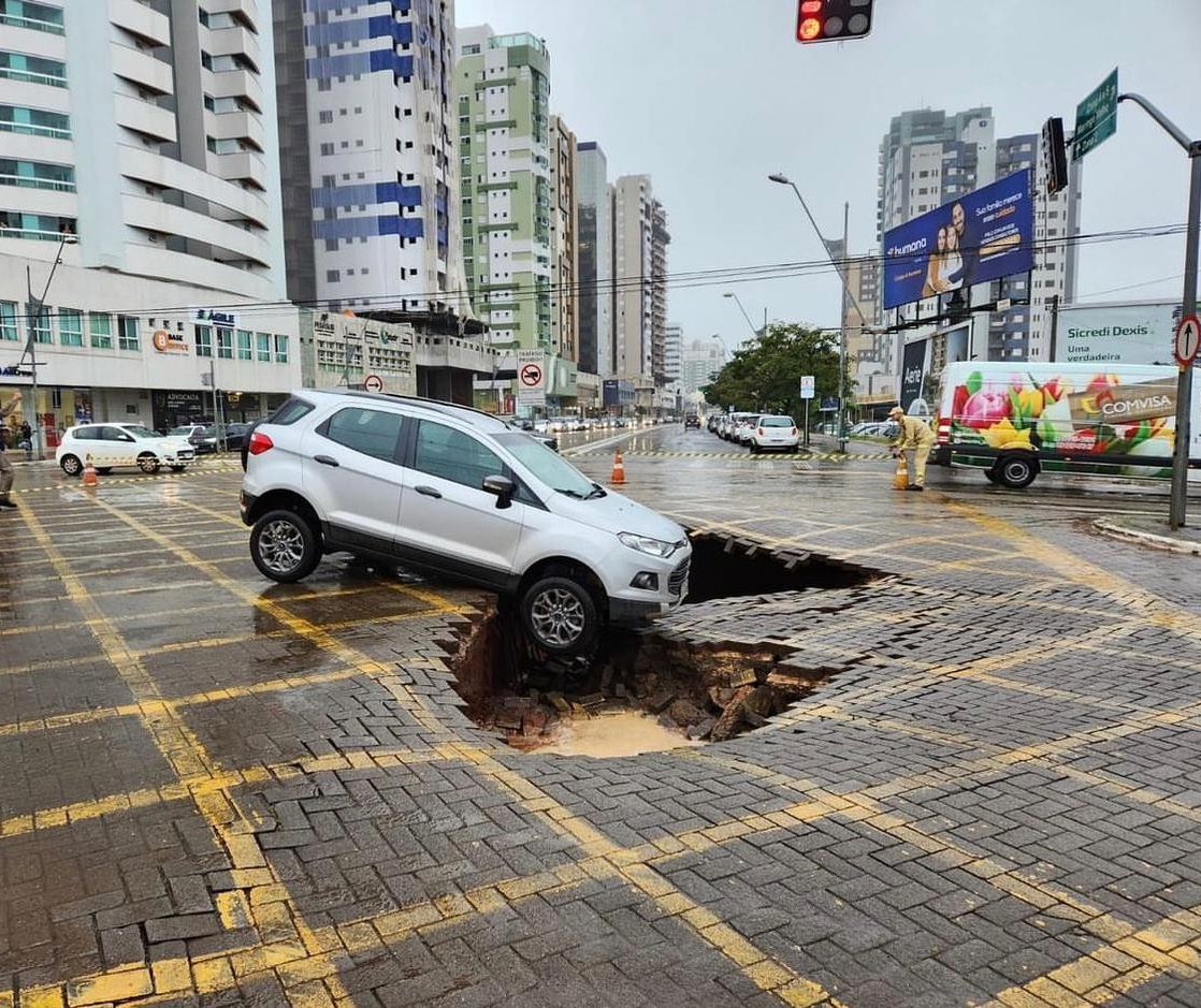 Cratera se abre no cruzamento das avenidas Paraná e Horário Racanello Filho no centro de Maringá; vídeos