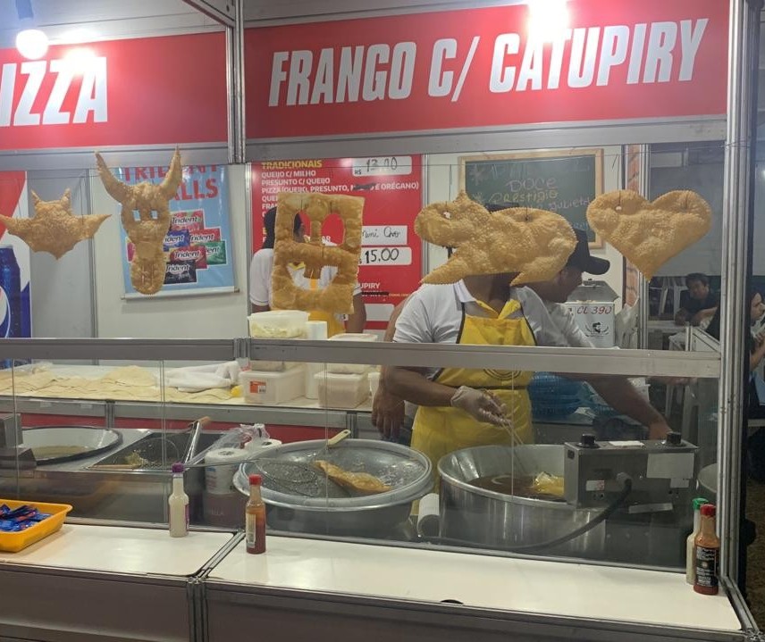 Pastéis com formatos diferentes chamam atenção na Expoingá