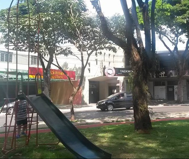 Famílias pedem segurança para crianças na praça de patinação