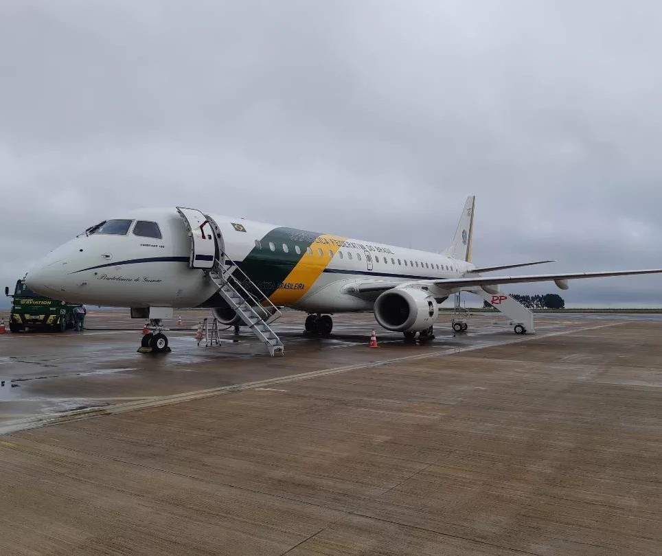 Avião da presidência pousa em Maringá para mais uma visita de Bolsonaro à região