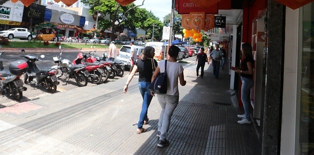 Comércio de rua funcionará até as 13h nesse sábado (28) em Maringá