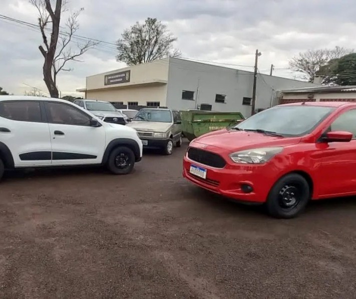 Vítima tem arma apontada para a cabeça durante roubo de veículo