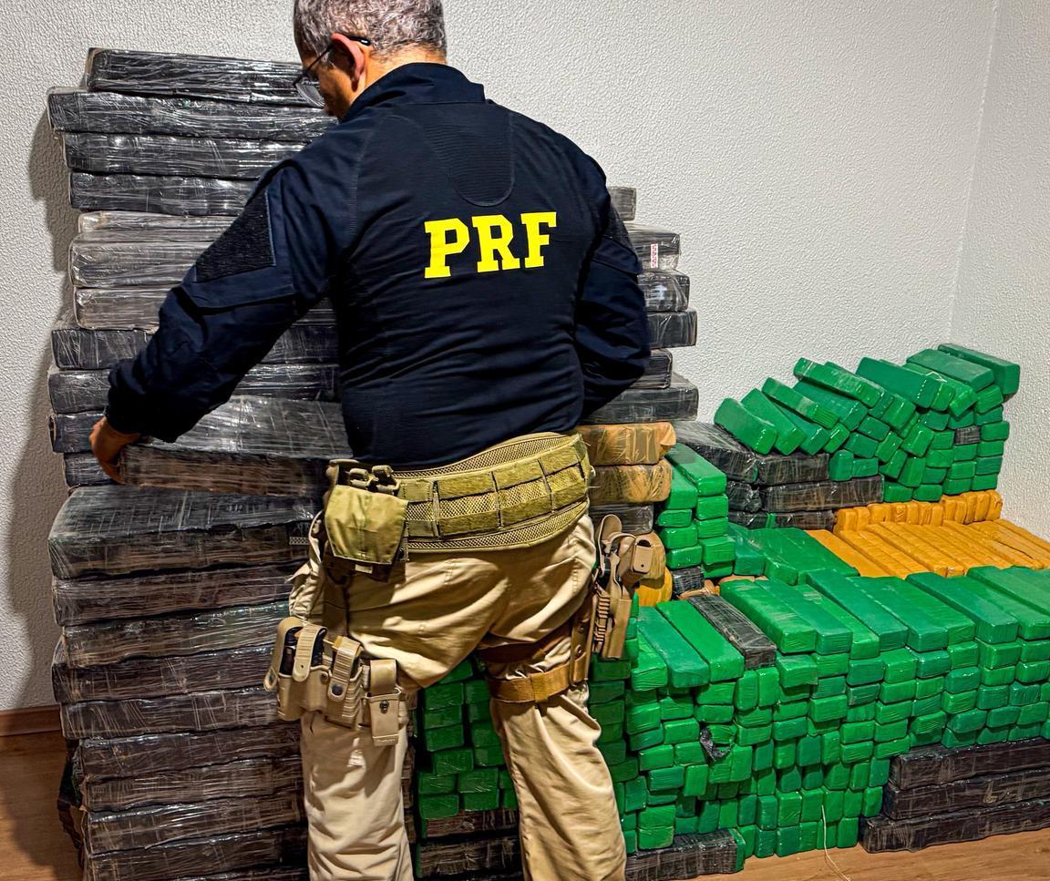 PRF apreende mais de uma tonelada de drogas em dois carros que fugiram de abordagem