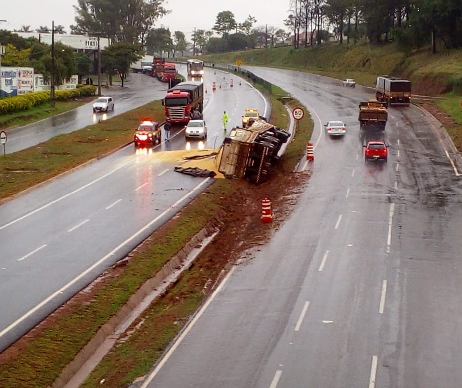 Motorista perde controle da direção e caminhão tomba, em Mandaguaçu