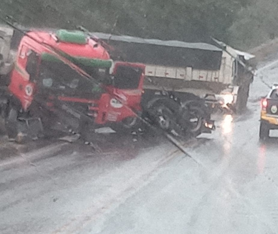 Colisão frontal entre carro e caminhão deixa quatro pessoas mortas na PR-218