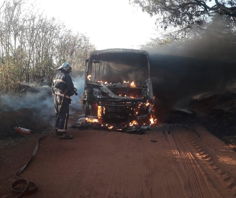 Ônibus escolar pega fogo em Alto Paraná quando transportava 15 alunos