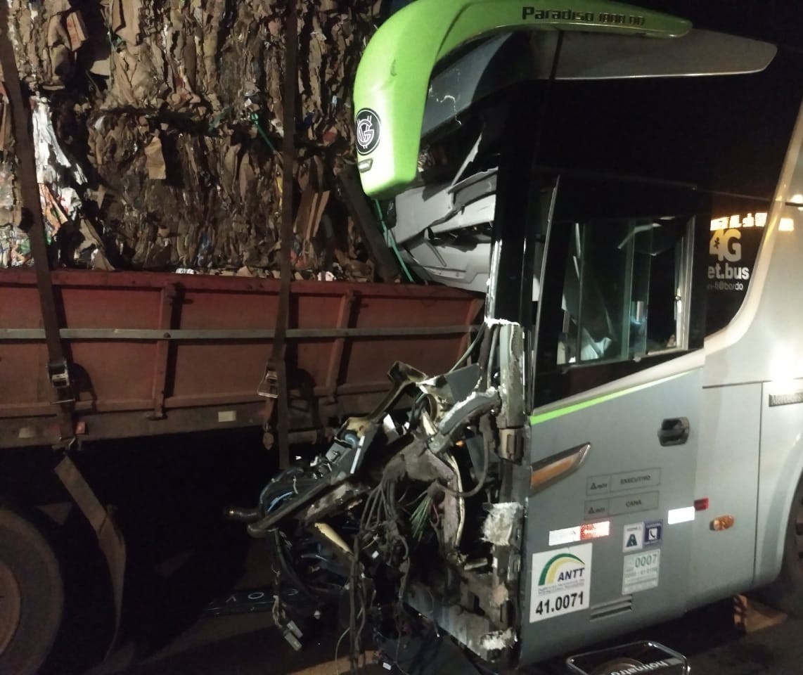 Ônibus que vinha para Maringá sofre acidente na região norte