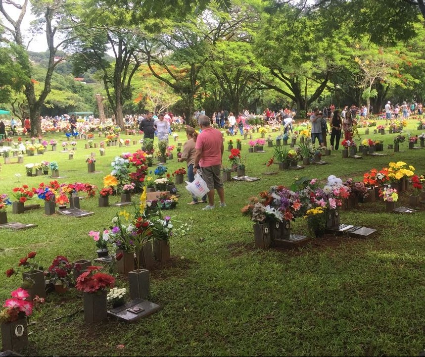 Motoboy morto por carro que furou  sinal vermelho é sepultado