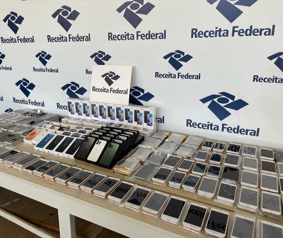 Receita Federal de Maringá apreende mais de 300 smartphones em fundo falso de caminhonete