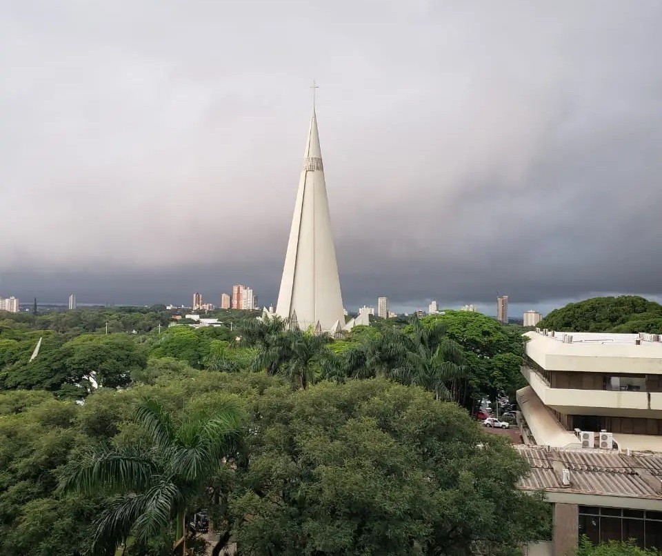 Maringá tem terça-feira (12) de tempo nublado, com pancadas de chuva ao longo do dia