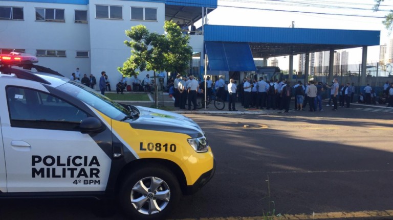 Motoristas da TCCC se concentram em frente à garagem da empresa