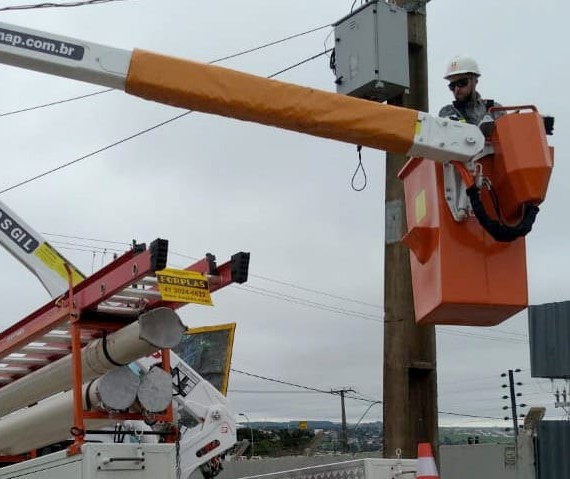 Rajadas de vento deixam 10 mil imóveis sem energia em Maringá